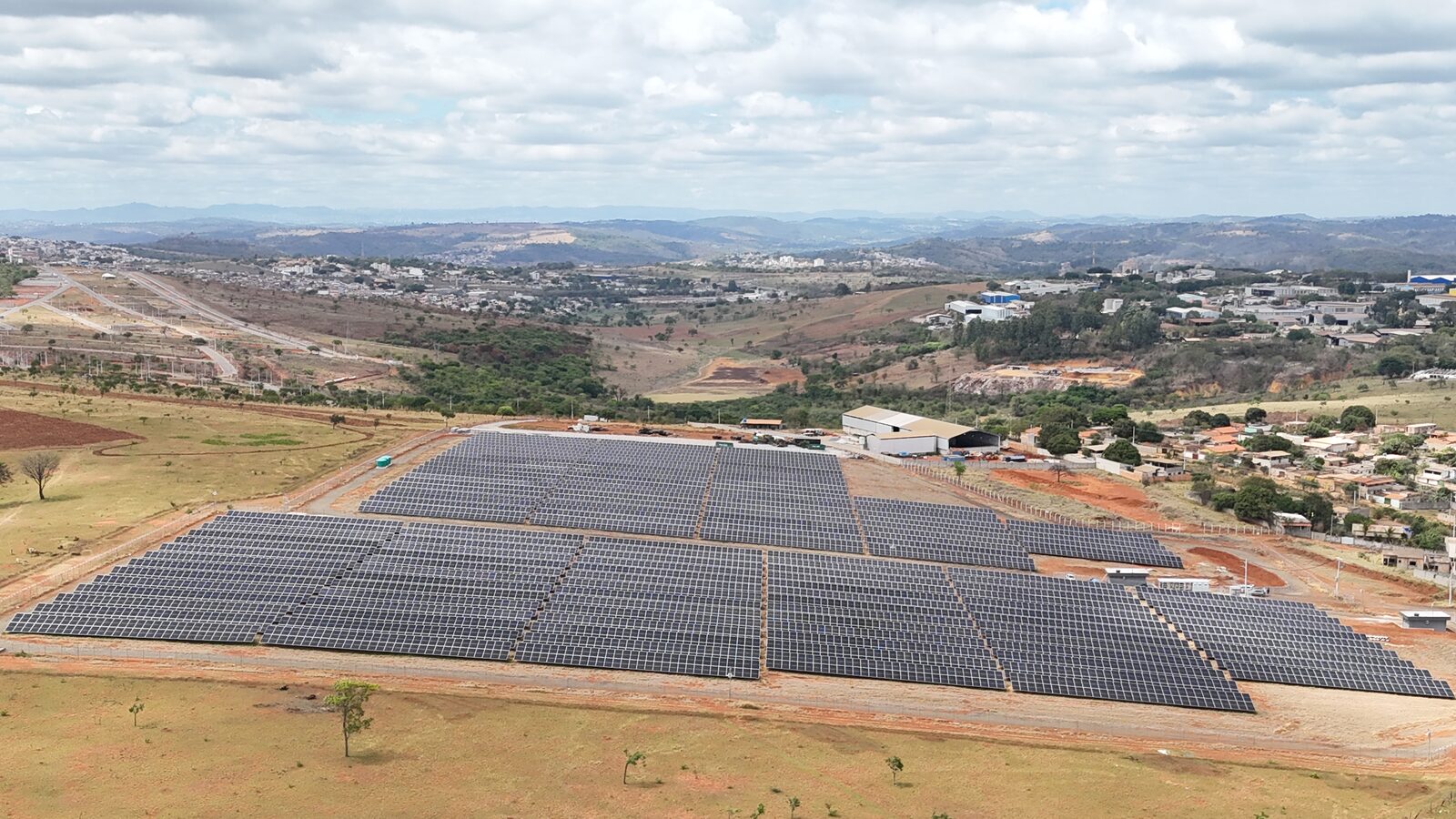 Vista aérea da UFV Matozinhos — usina solar do SNEL11 em Minas Gerais